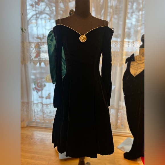 Vintage Dresses & Skirts - Vintage Black Velvet Off-Shoulder Dress | Sweetheart Neckline | Pearl Medallion